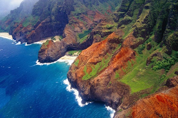 Nằm giữa những rặng san hô, những bãi biển xinh đẹp và đỉnh núi lửa bị sương mù che khuất trên hòn đảo cổ nhất Hawaii là những gì mà nhiều người có thể cảm nhận về một thiên đường.